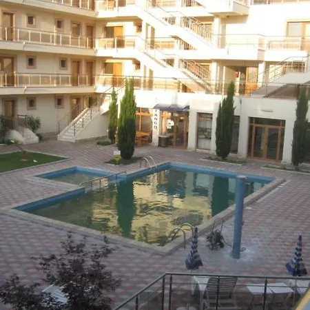 Triokhkomnatnye V Komplekse S Basseinom I Kafe, 2 S/uzla Apartment