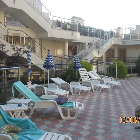 Triokhkomnatnye V Komplekse S Basseinom I Kafe, 2 S/uzla Apartment *